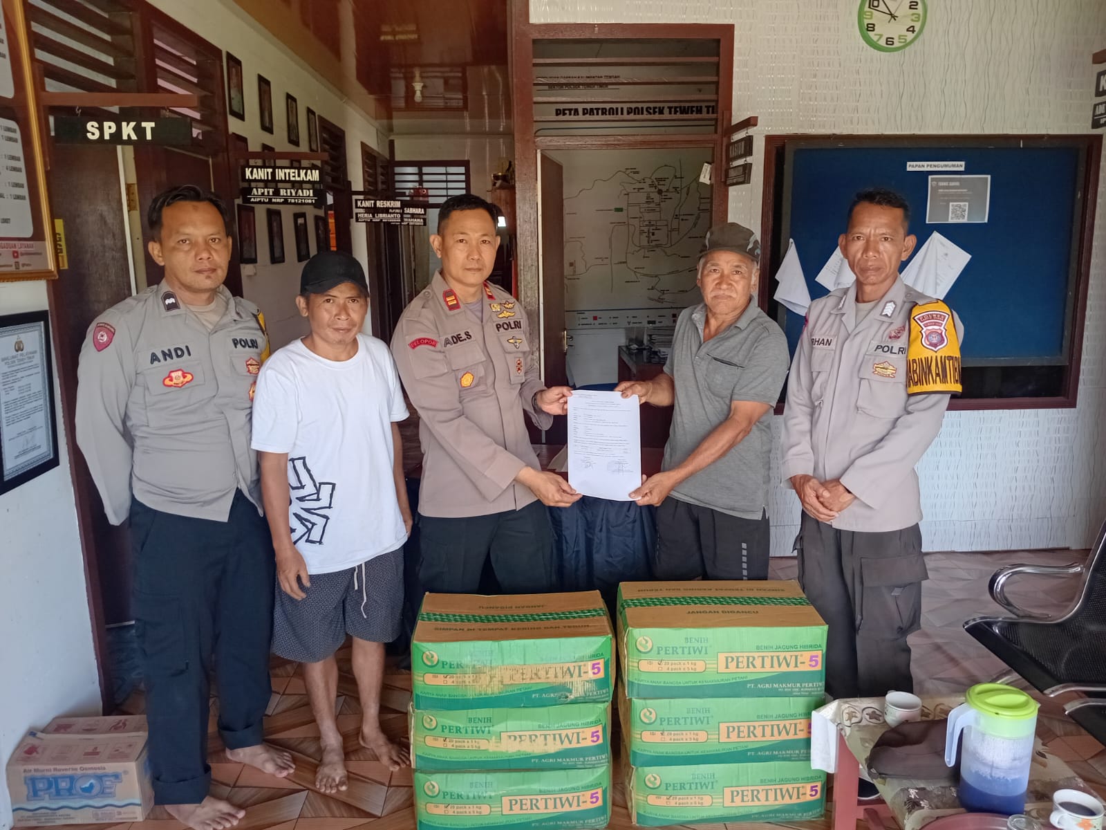 Polsek Teweh Timur Serahkan 200 Kg Bibit Jagung untuk Kelompok Tani Desa Benangin II