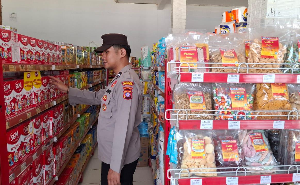 Anggota Polsek Sematu Jaya yang di pimpin langsung, Aipda Erizki melaksanakan patroli dialogis di Megamart Kecamatan Sematu Jaya guna memelihara siskamtibmas di wilayah Hukum Polsek Sematu Jaya.