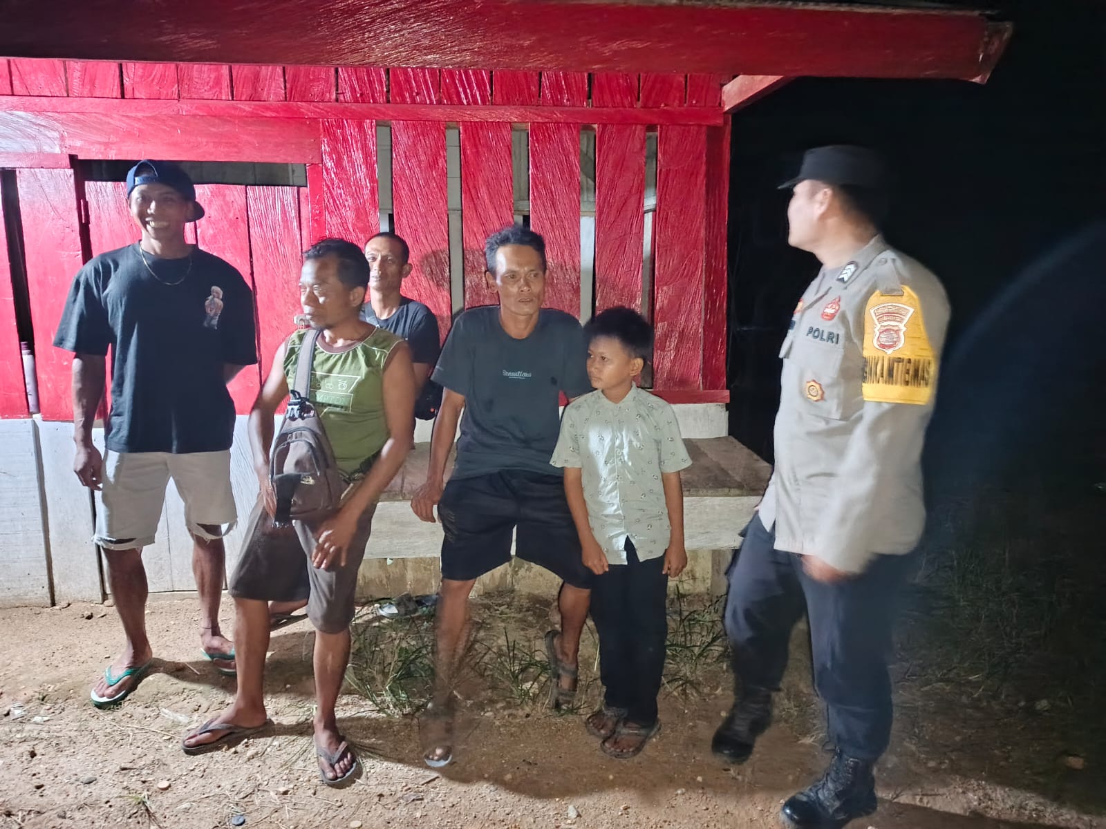 Lewat Sambang Warga, Personel Polsek Sosialisasikan Layanan Pengaduan 110