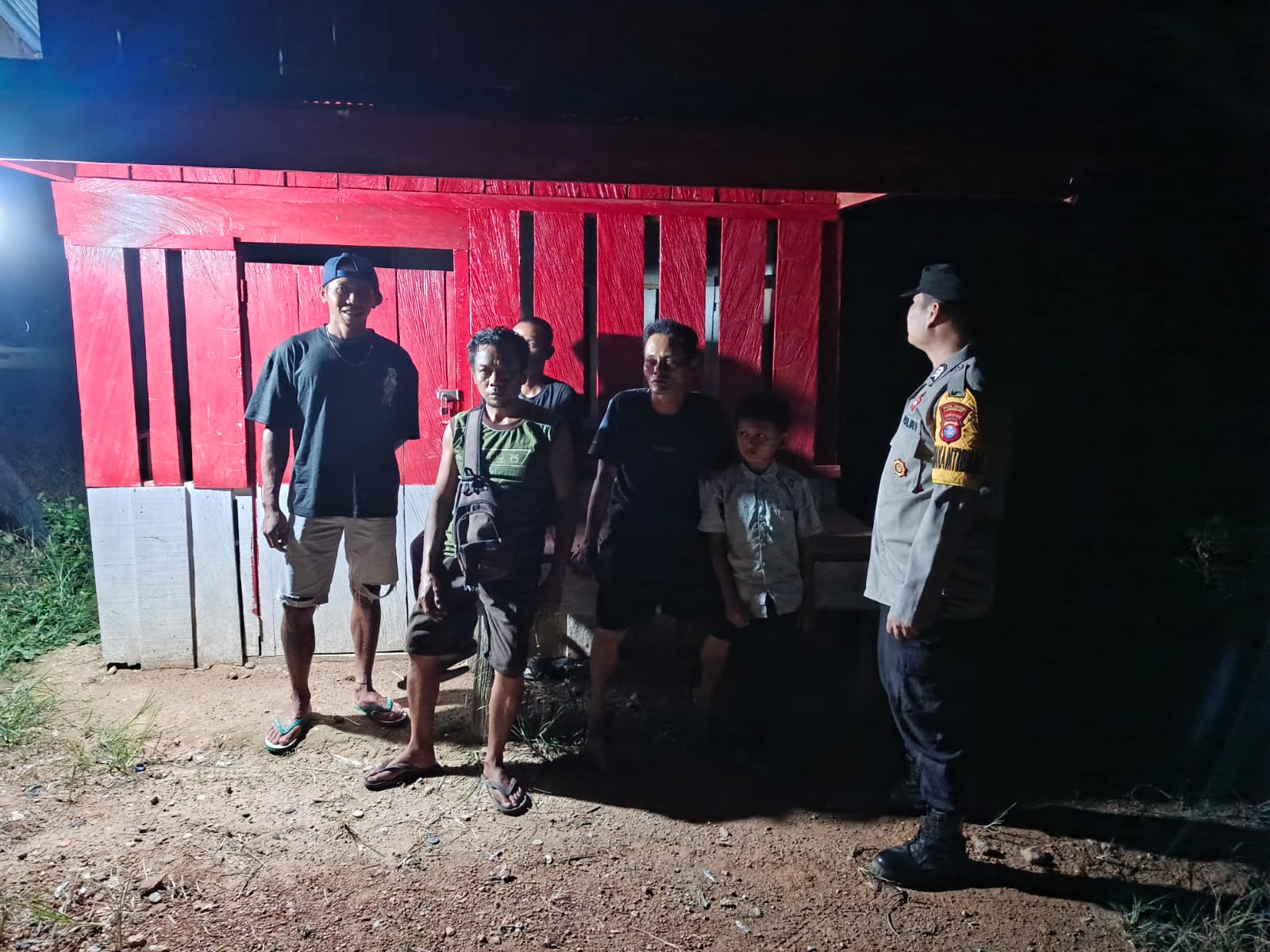 Piket Polsek Silaturahmi ke masyarakat yang sedang santai