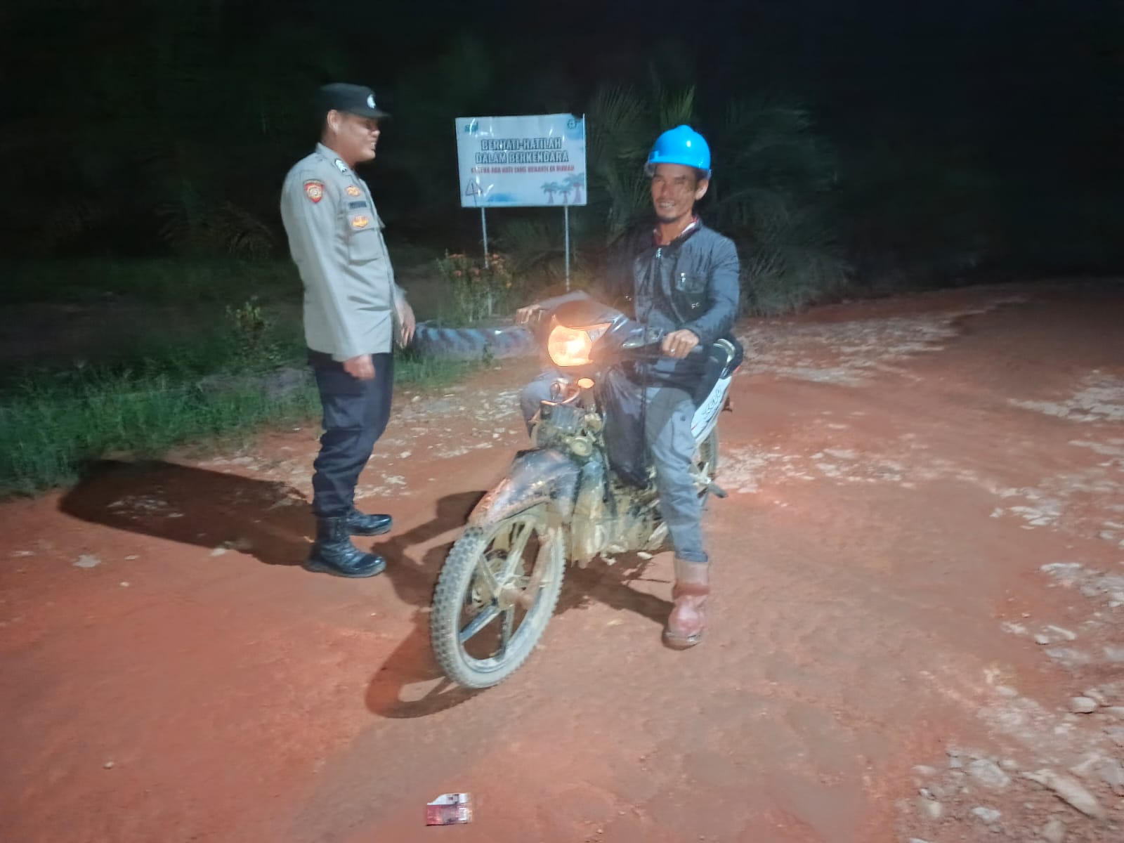 Piket Polsek Sambangi Warga yang sedang Berkendara agar Lebih Berhati-hati di Jalan