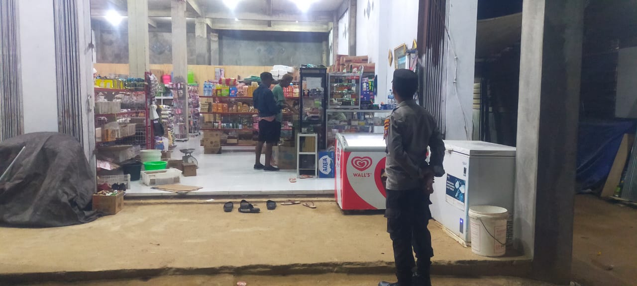 Piket Polsek Delang Jalin Kedekatan dengan Masyarakat di Tengah Aktivitas