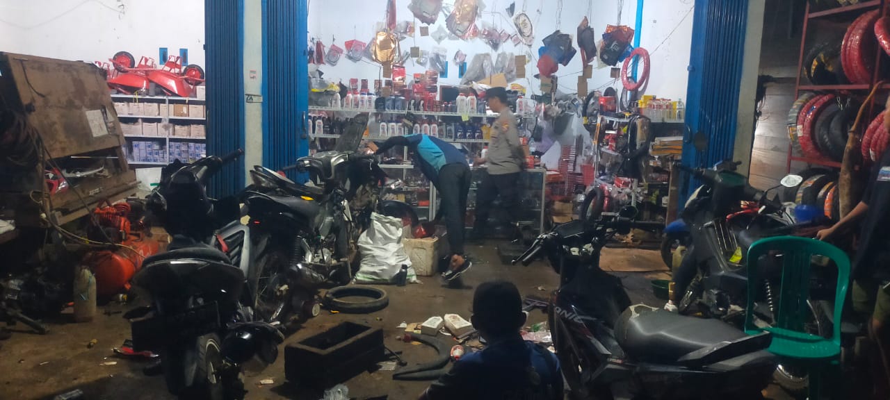 Piket Polsek Silaturahmi ke Masyarakat yang sedang bekerja