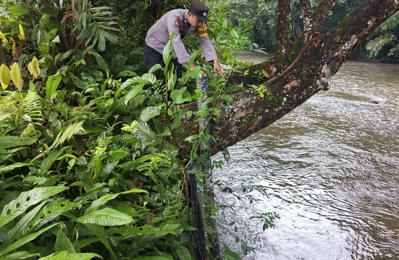 Piket Polsek Delang cek debit air DAS Delang