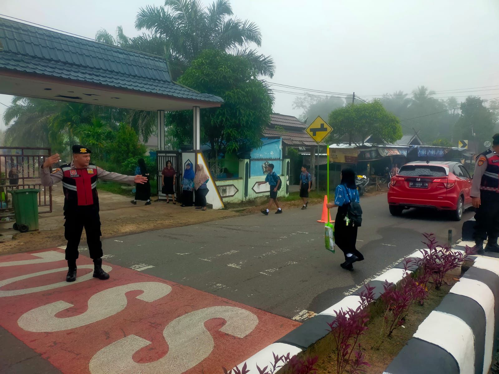 Ciptakan Keamanan Lalu Lintas, Samapta Polres Lamandau Bantu Anak Sekolah Menyeberang Jalan