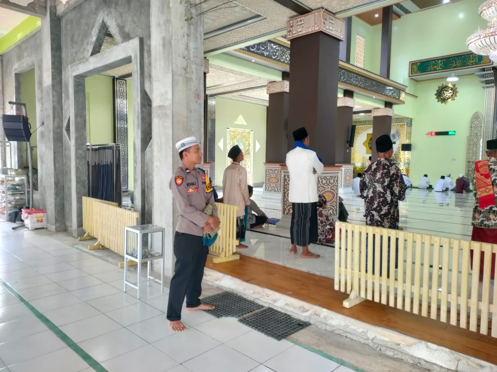 Kegiatan pengamanan pelaksanaan Sholat Jum’at di Masjid Syamsul Huda Desa Mekar Mulya, Kecamatan Sematu Jaya, Kabupaten Lamandau