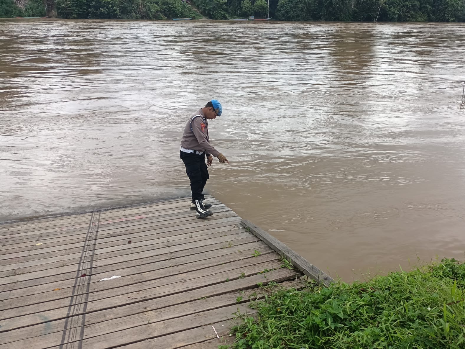 *Antisipasi Dampak Cuaca Ekstrem, Personel Polsek Marikit Cek Debit Air DAS Katingan.*