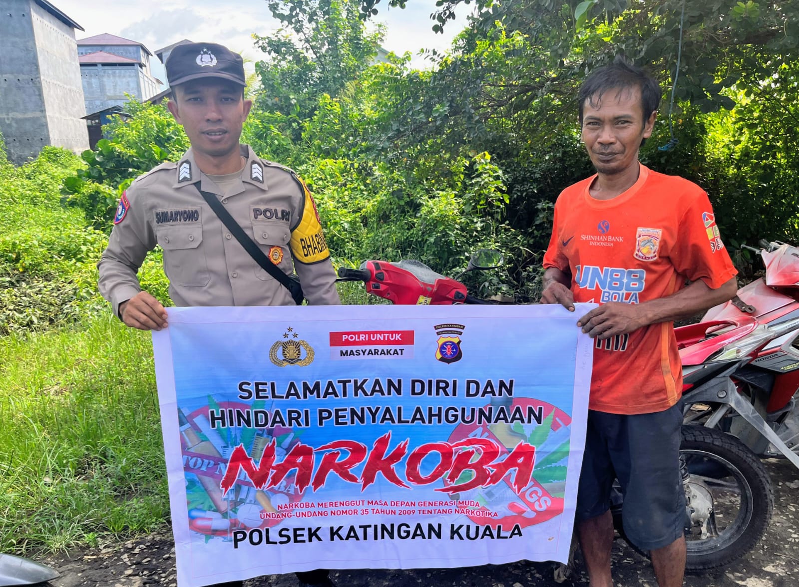 Personil Polsek Katingan Kuala Sosialisasi Tentang Bahaya Narkoba Serta Menghimbau Masyarakat Untuk Tidak Menggunakan dan Menjauhi Narkoba