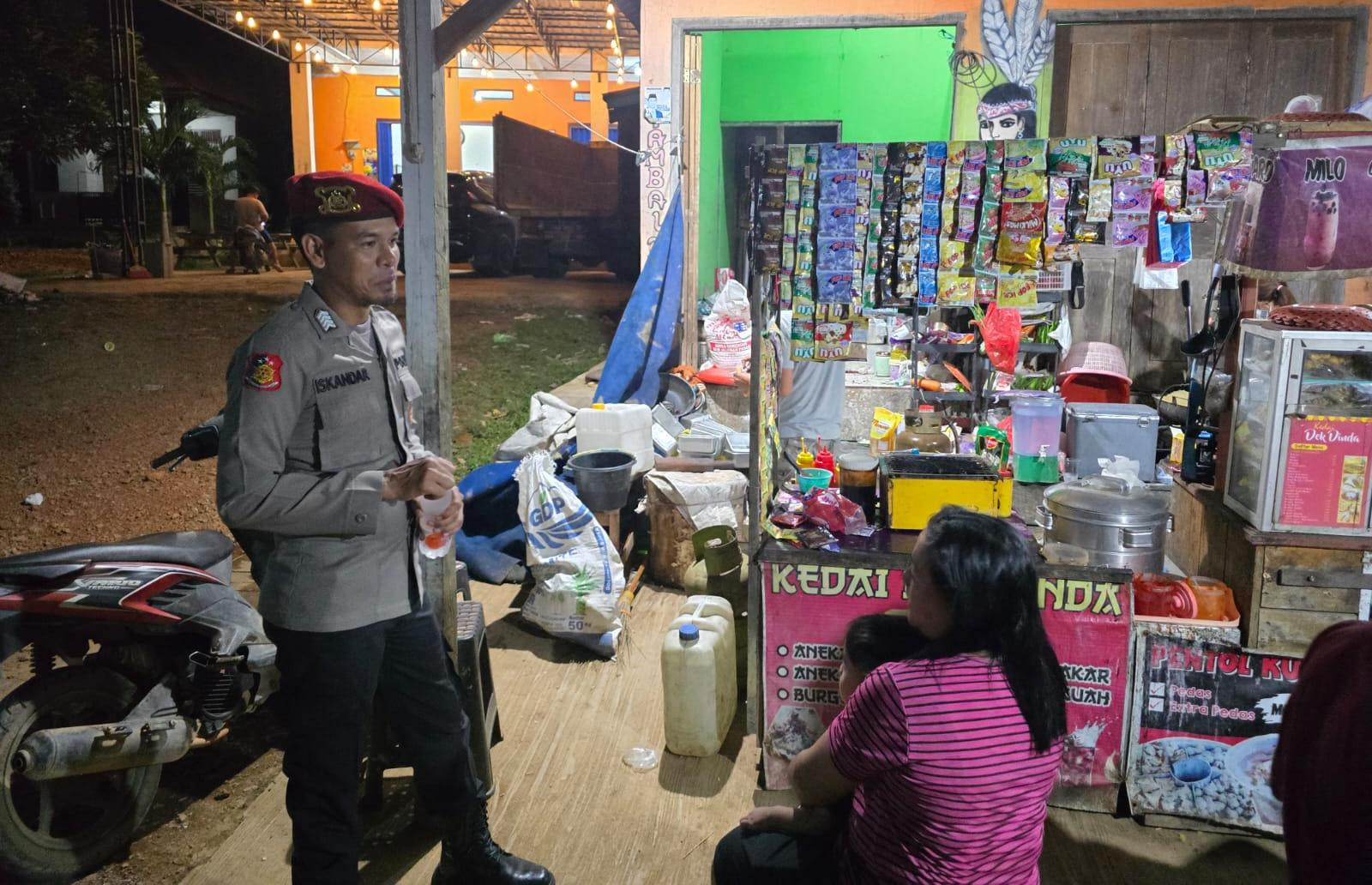 Piket Polsek Lamandau Sambangi Warga yang Sedang Duduk Santai, Sampaikan Pesan Kamtibmas