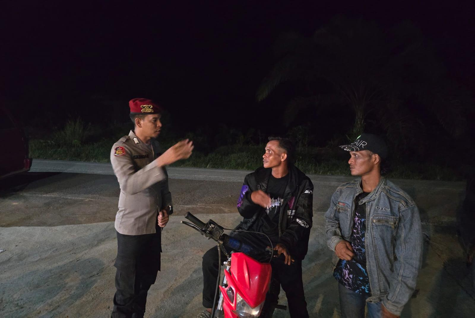 Piket Polsek Sambangi Warga yang sedang Berkendara agar Lebih Berhati-hati di Jalan