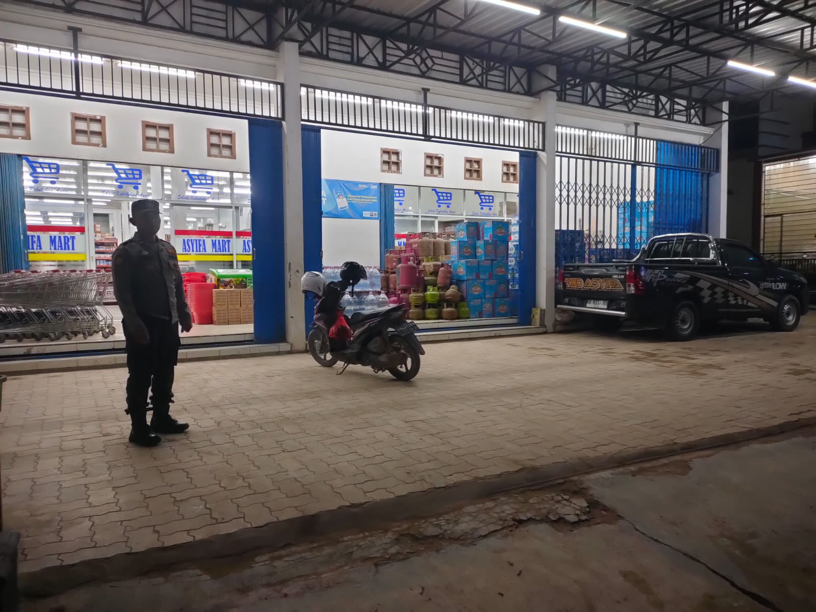 Piket Polsek Patroli kepertokoan diwilkum Polsek Sematu Jaya