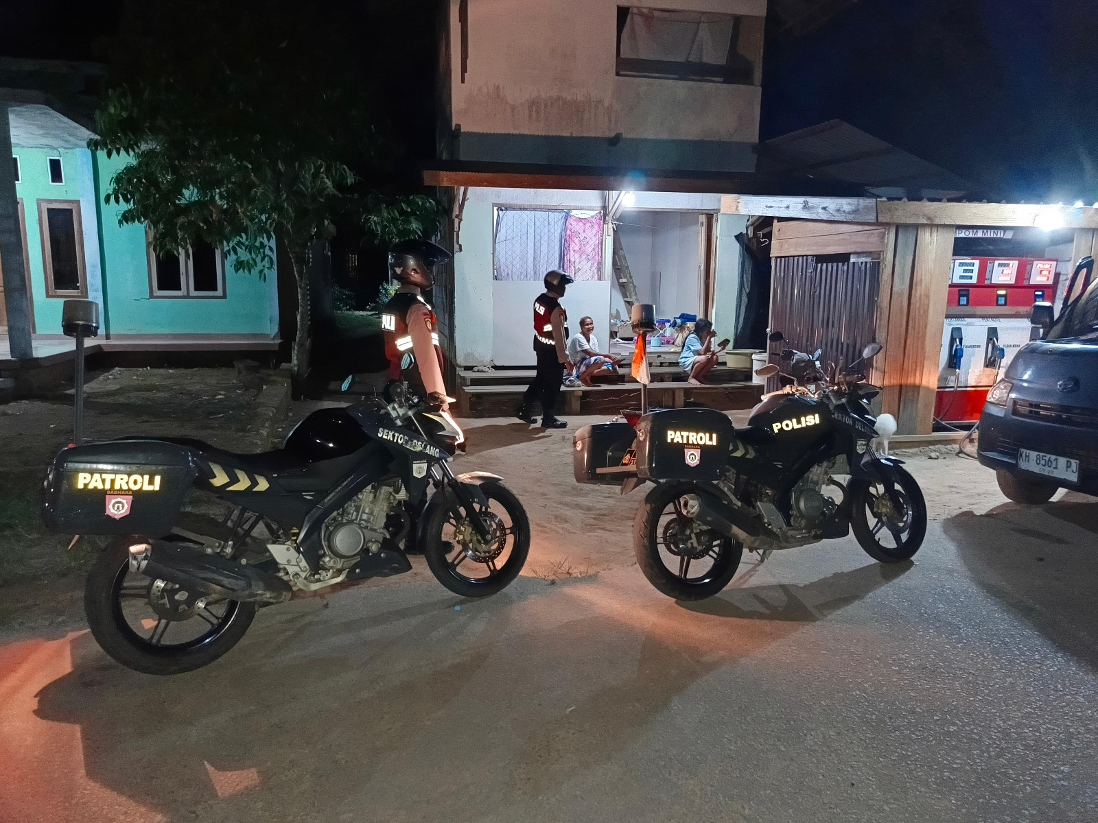 Piket Polsek Delang Jalin Kedekatan dengan Masyarakat di Tengah Aktivitas