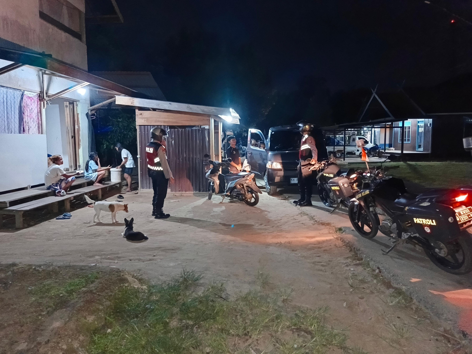 Personel Polsek Delang Sambangi Remaja yang Nongkrong, Berikan Sosialisasi Tentang Kenakalan Remaja