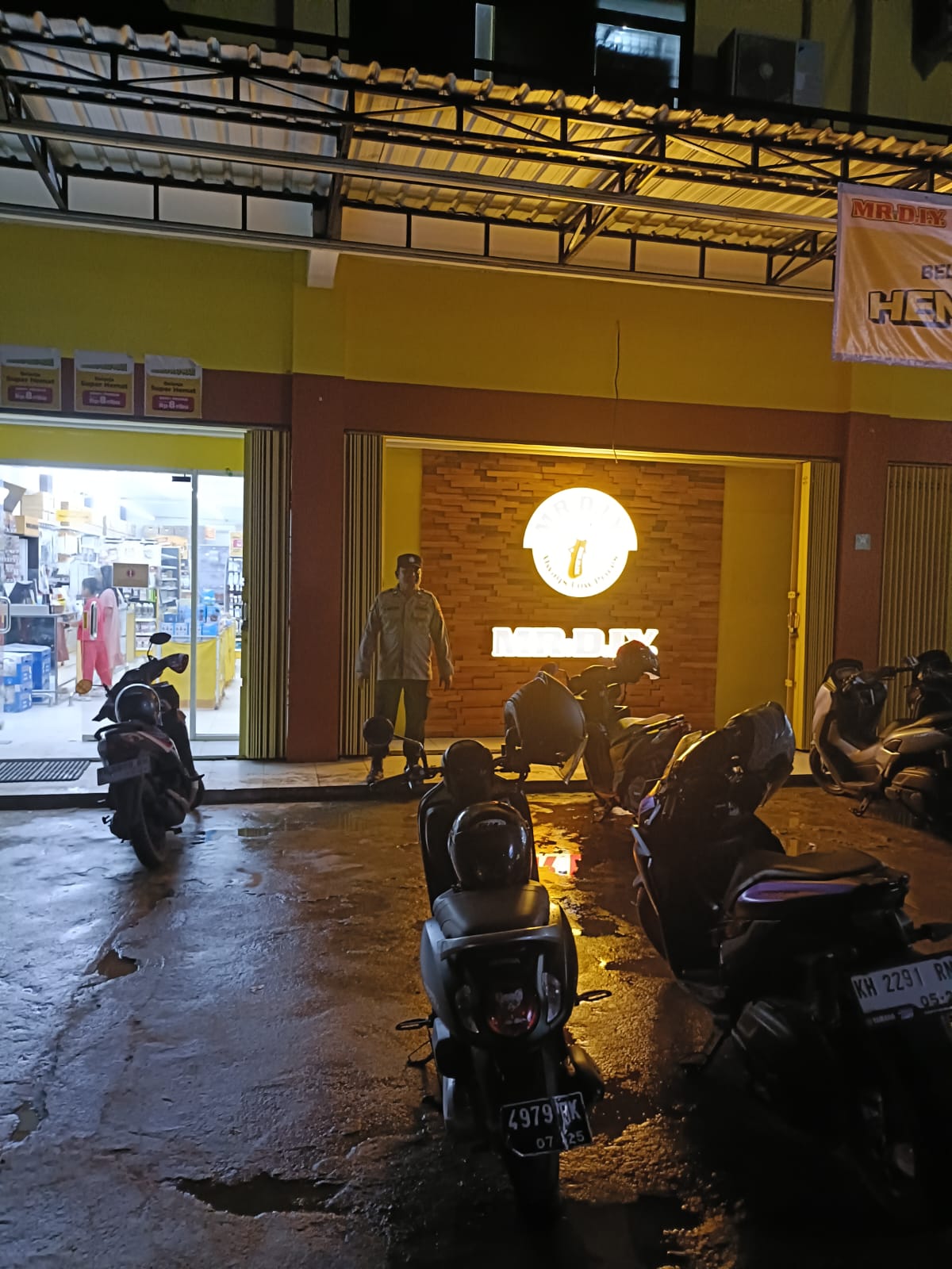 Personil Piket Polsek Bulik Laksanakan Patroli Pertokoan