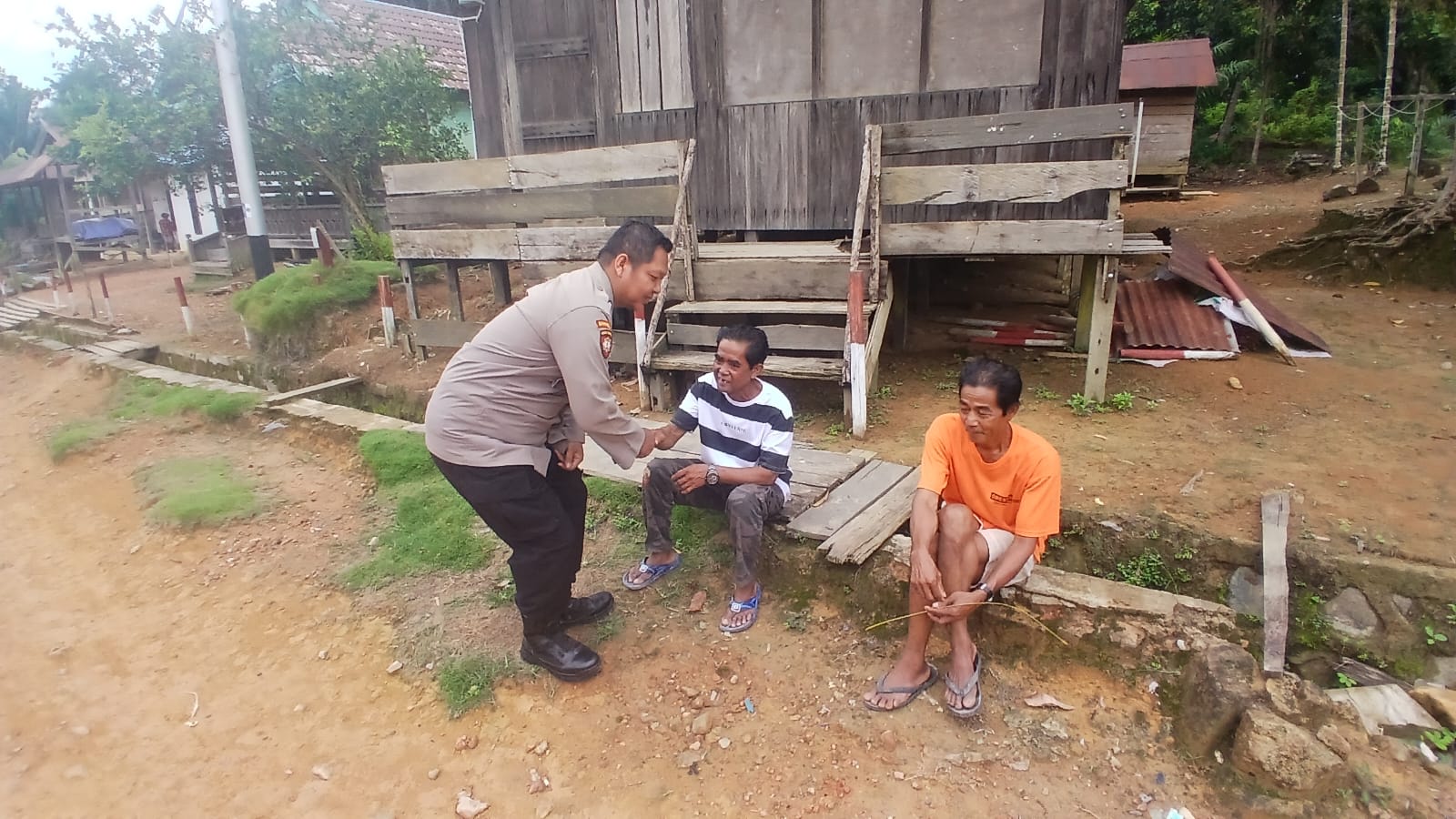 Bhabinkamtibmas Sambang ke Rumah Warga Masyarakat Binaannya