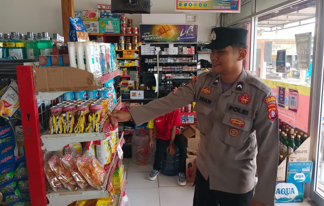 Anggota Polsek Sematu Jaya yang di pimpin langsung, Aipda Erizki melaksanakan patroli dialogis di Megamart Kecamatan Sematu Jaya guna memelihara siskamtibmas di wilayah Hukum Polsek Sematu Jaya.