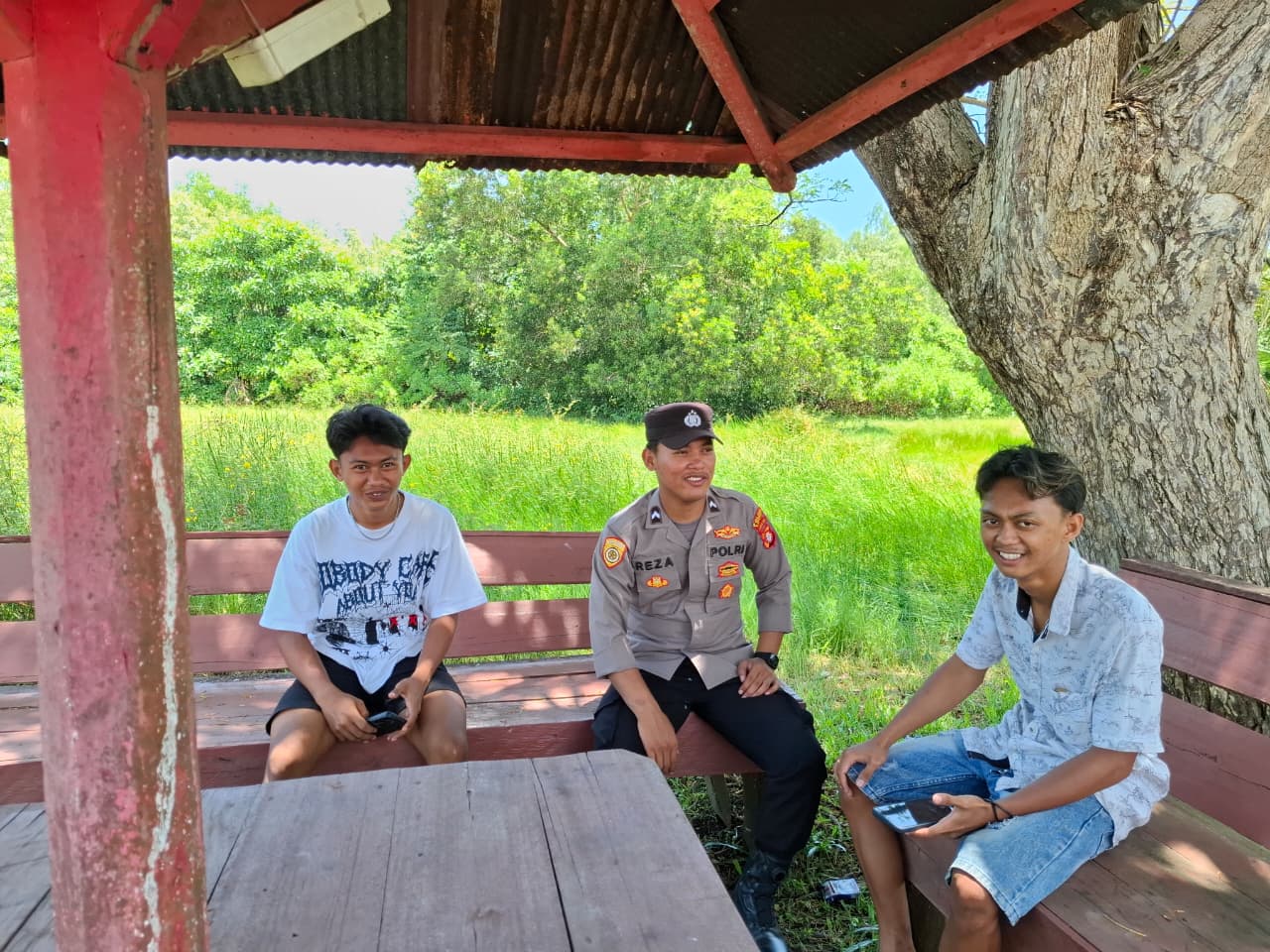 Bhabinkamtibmas Rutin Sambangi Warganya yang sedang beraktivitas di lingkungan perumahan warga Kel. Pegatan Hilir.