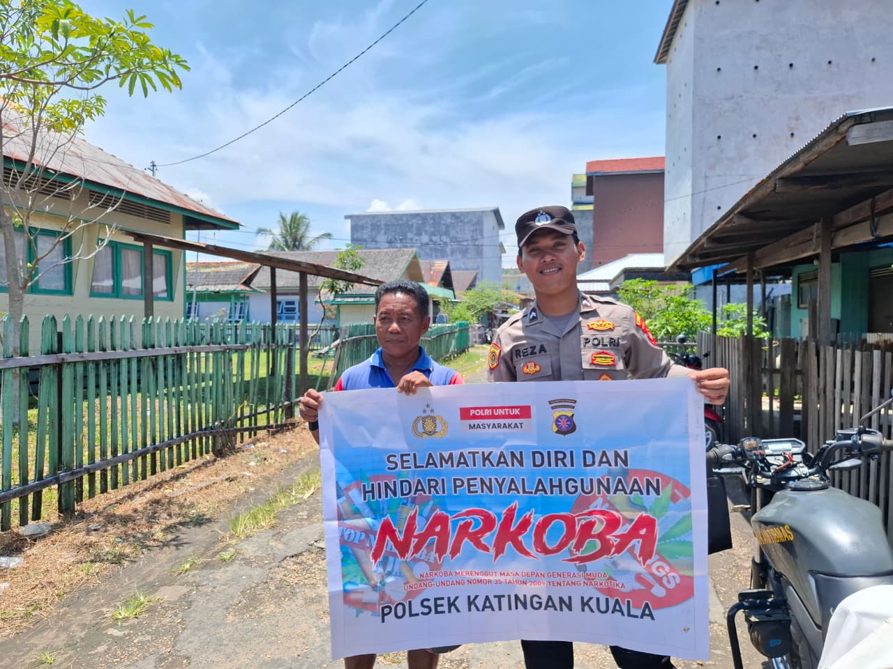 Sampaikan pesan Kamtibmas, Bhabinkamtibmas Polsek Katingan Kuala sambangi Warga.