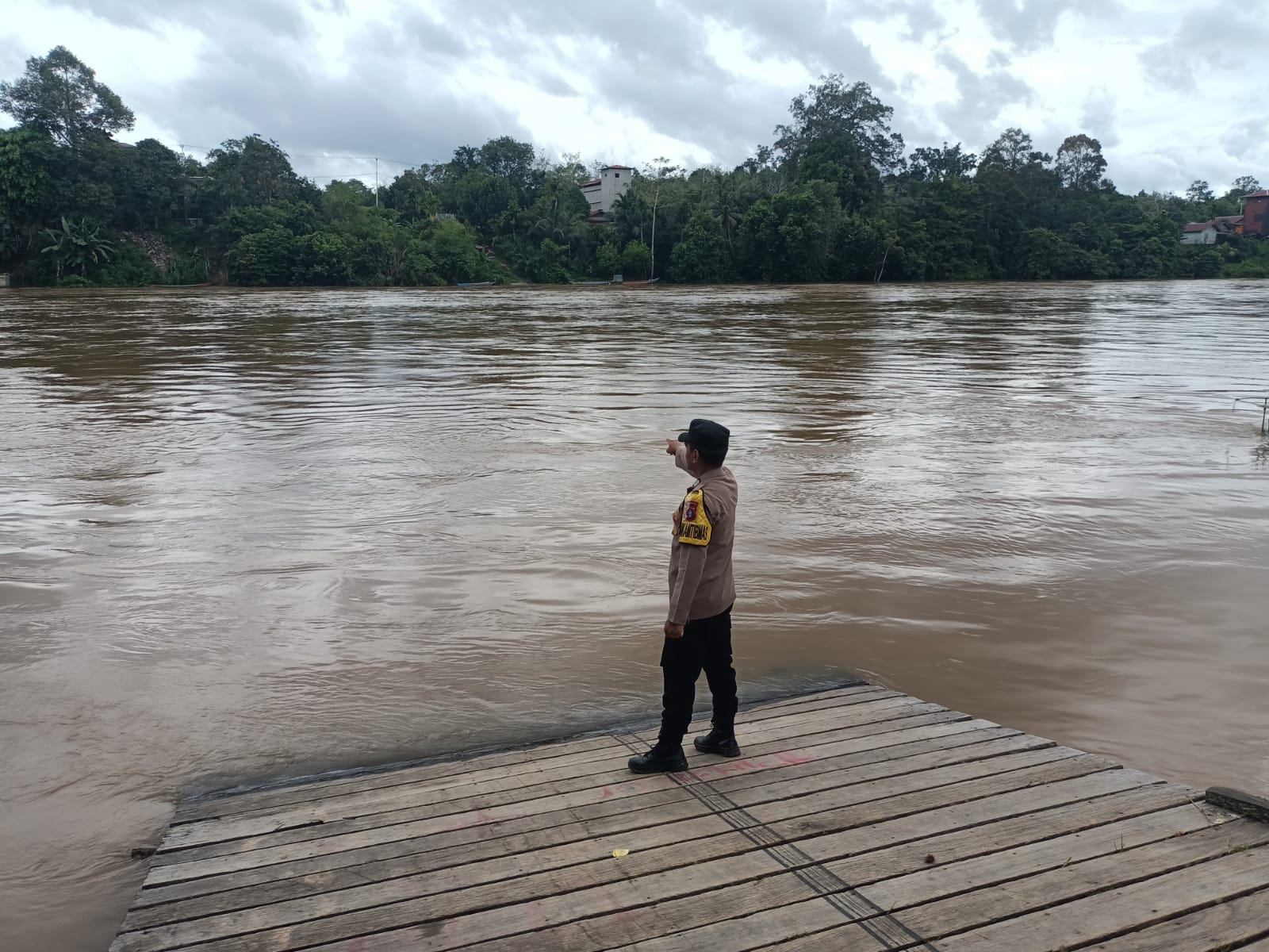 Siaga dan Terukur, Polsek Marikit Awasi Pergerakan Debit Air Sungai Katingan