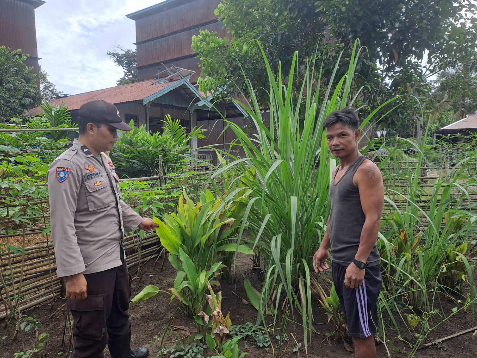 Mendukung Ketahanan Pangan, Personil Polsek Katingan Hulu dan Bukit Raya Cek Lokasi Pemanfaatan Pekarangan Warga.