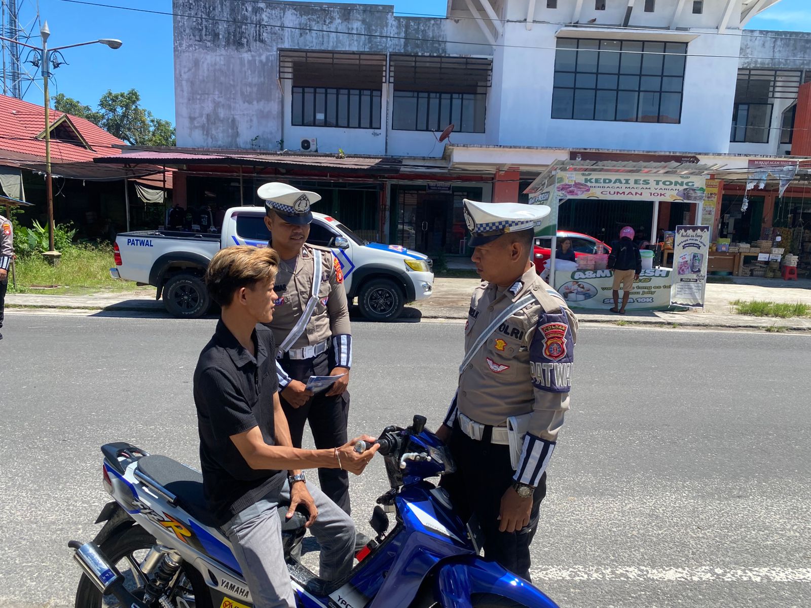 Tidak Menggunakan Helm Saat Berkendara Personel Satlantas Berikan Teguran Humanis.