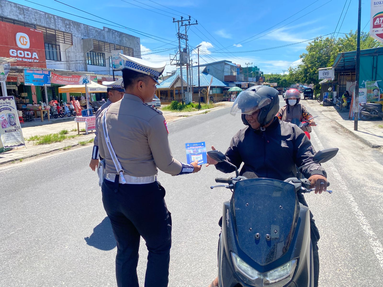 Pembagian Brosur Keselamatan Berlalu Lintas Kepada masyarakat.