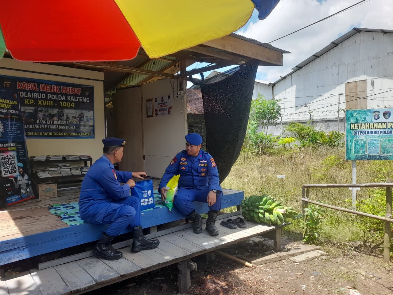 ‎Ditpolairud Polda Kalteng Berikan Bansos Kepada Masyrakat Pesisir.