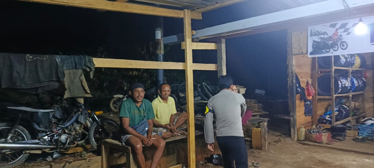 Piket Polsek Silaturahmi ke Masyarakat yang sedang bekerja