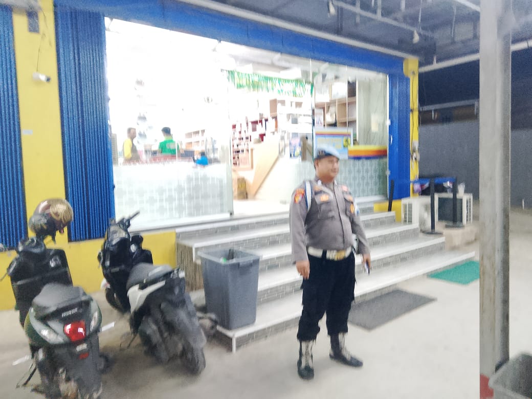 Piket Patroli Polsek Bulik Sambangi Toko Alfamart di Wilkum Guna Cegah Gangguan Kamtibmas