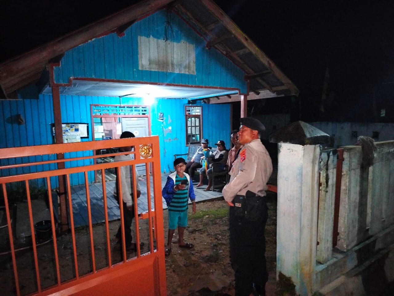 Piket Polsek Delang Jalin Kedekatan dengan Masyarakat di Tengah Aktivitas