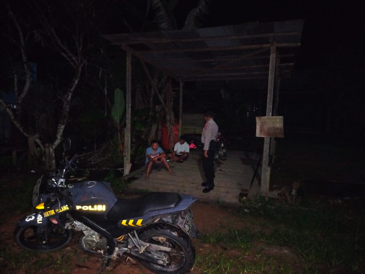 Personel Polsek Delang Sambangi Remaja yang Nongkrong, Berikan Sosialisasi Tentang Kenakalan Remaja