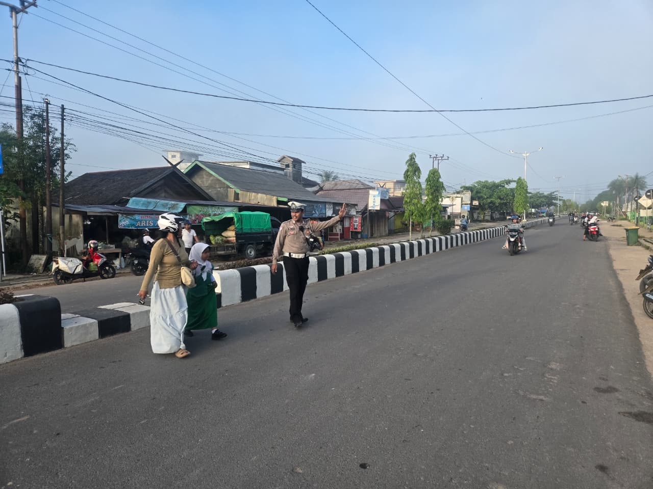 Sat Lantas Polres Lamandau Lakukan Pengaturan Lalin dan Membantu Siswa Sekolah Menyebrang Jalan