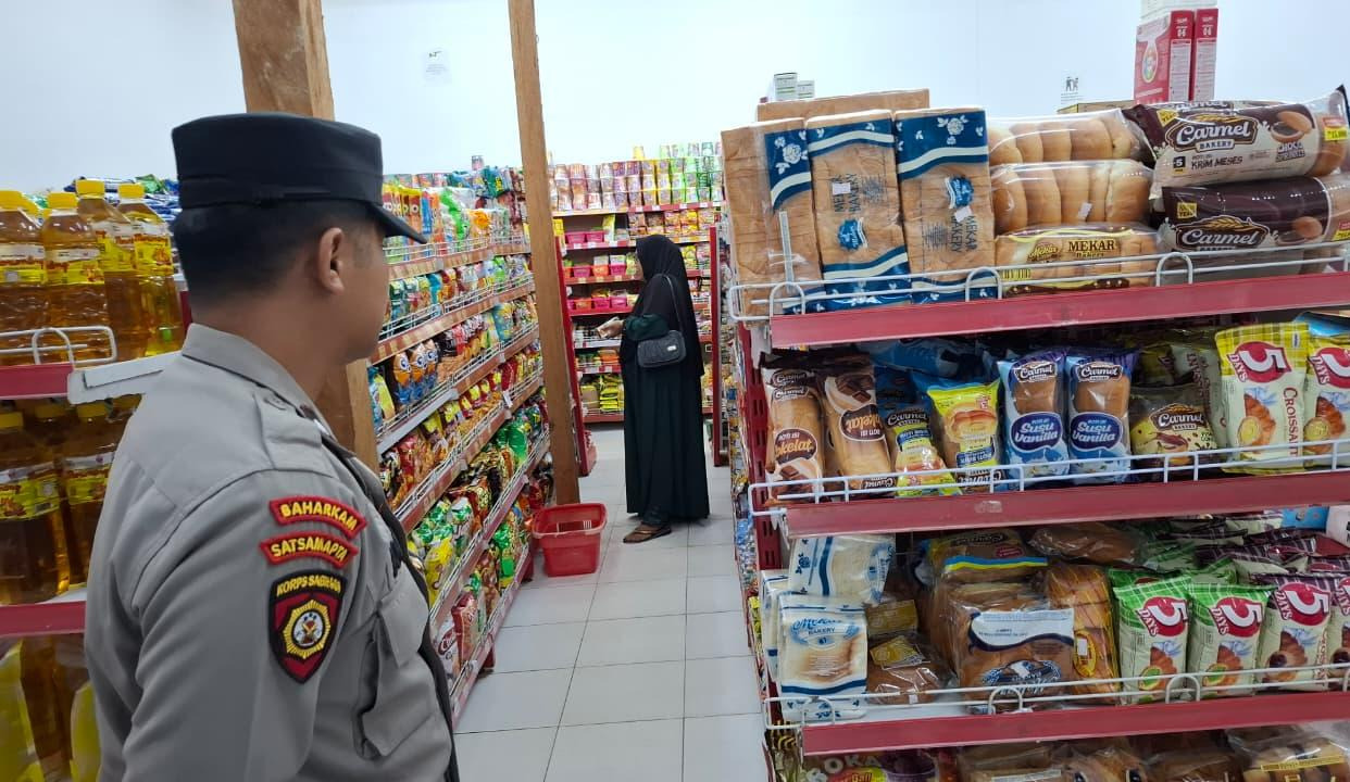 Cegah Gangguan Kamtibmas, Piket Polsek Sematu Jaya Patroli ke Pertokoan