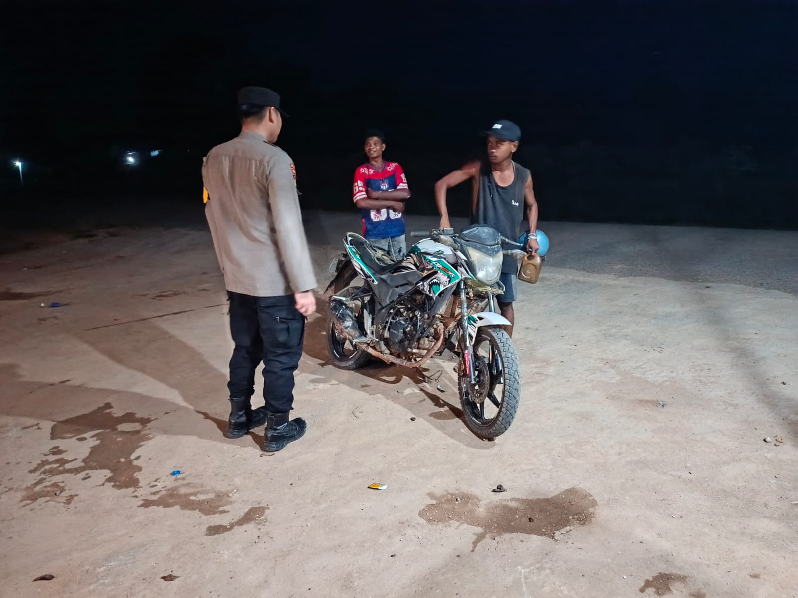 Piket Polsek Sambangi Warga yang sedang Berkendara agar Lebih Berhati-hati di Jalan