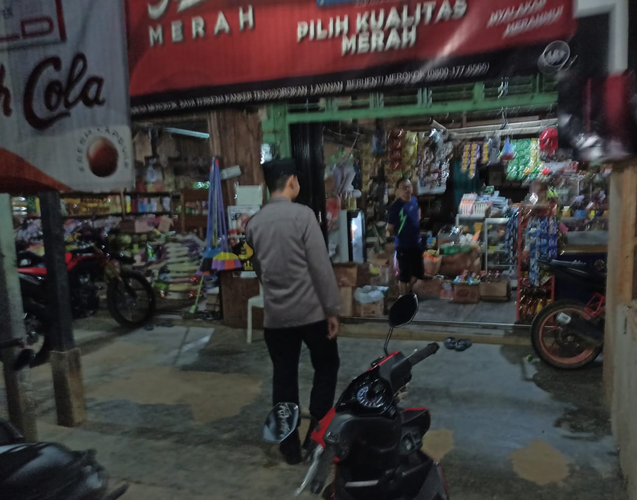 Piket Polsek Delang Sambangi Pedagang, Jalin Kedekatan dengan Masyarakat