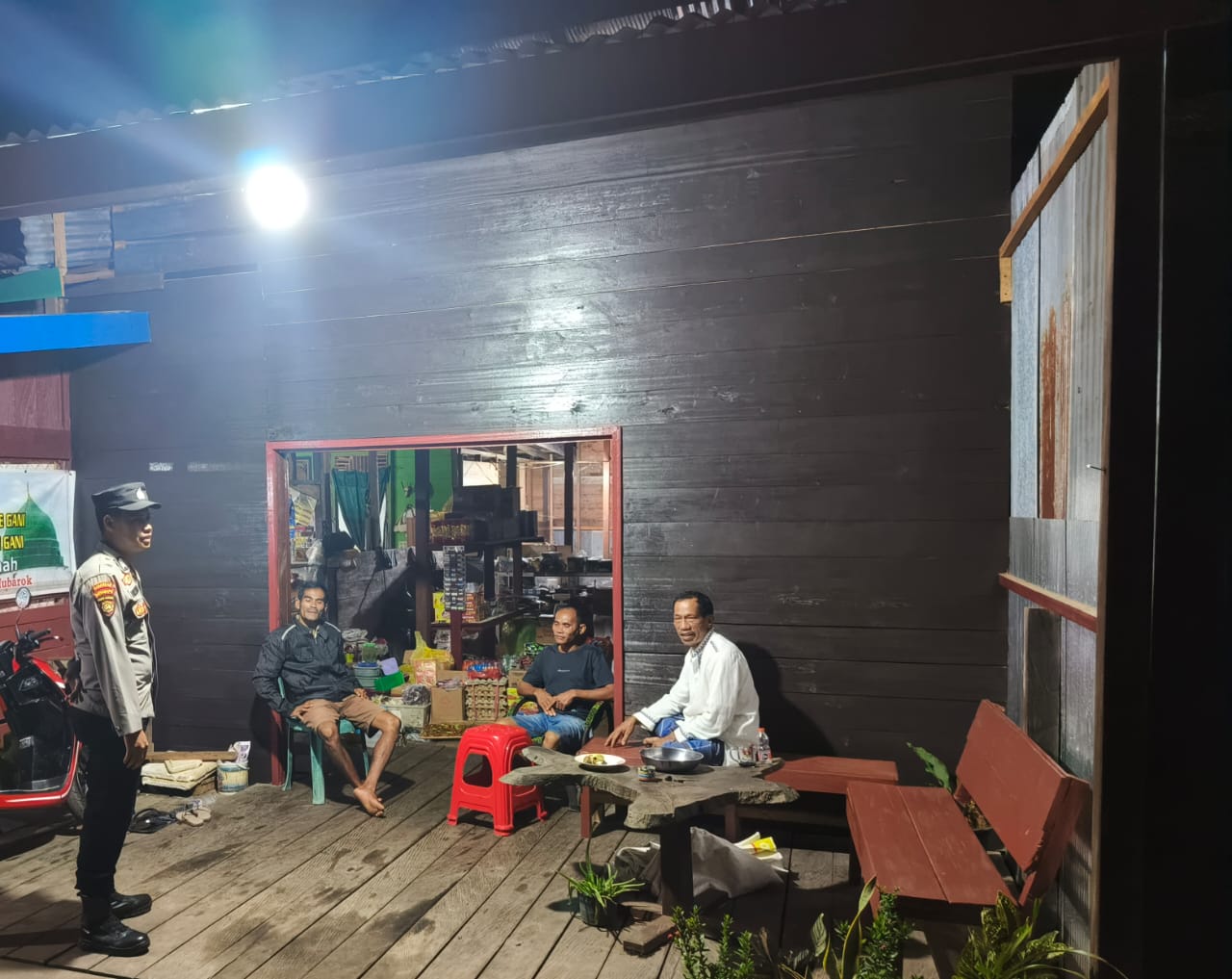 Bhabinkamtibmas Polsek Delang Sosialisasikan Tentang Layanan Hotline 110 kepada Masyarakat