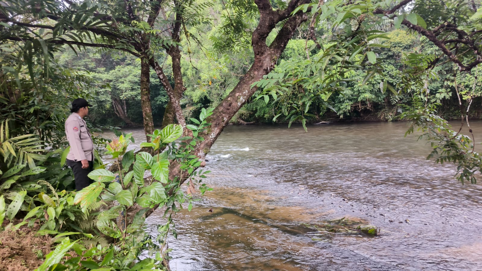 Piket Polsek Delang cek debit air DAS Delang