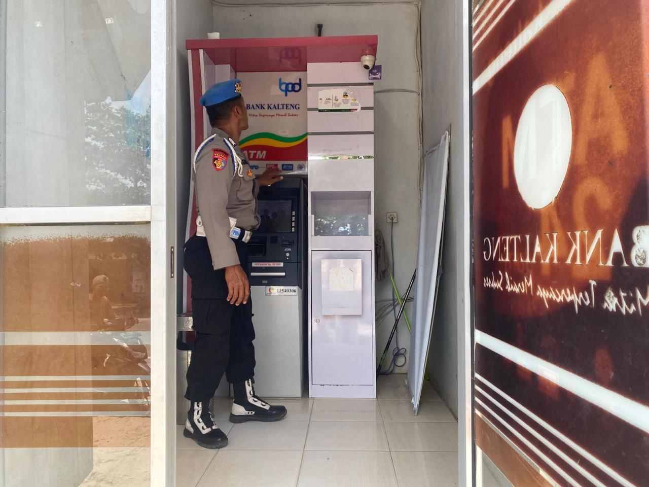 Sematu Jaya, Dalam rangka menjamin salah satu aktifitas warga dalam memenuhi kebutuhan sehari hari, anggota patroli Polsek Sematu Jaya melaksanakan patroli ke Megamart yang ada di wilayah Polsek Sematu Jaya