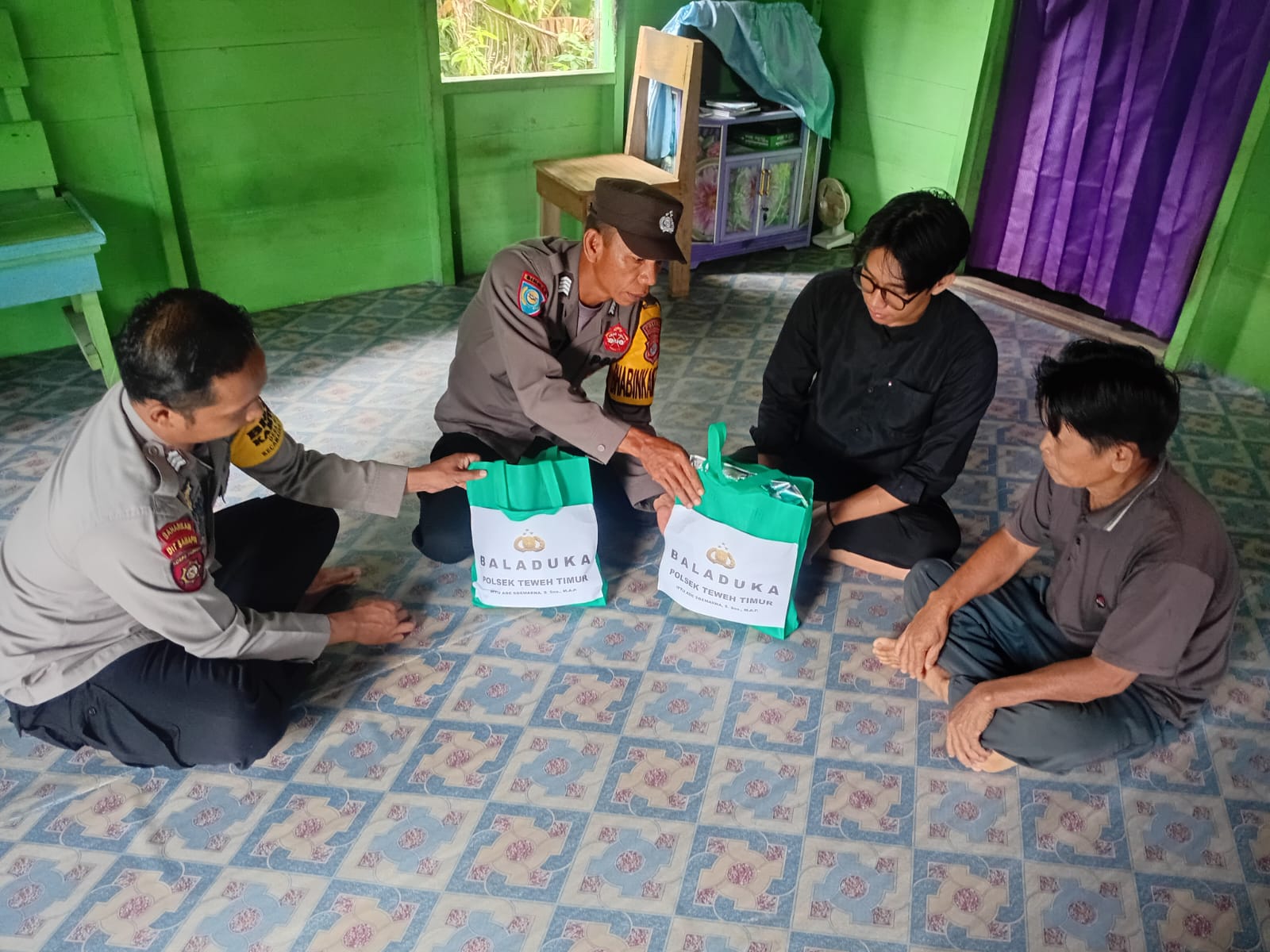 Polsek Teweh Timur Salurkan Bantuan Baladuka, Wujud Kepedulian dan Cooling System Harkamtibmas
