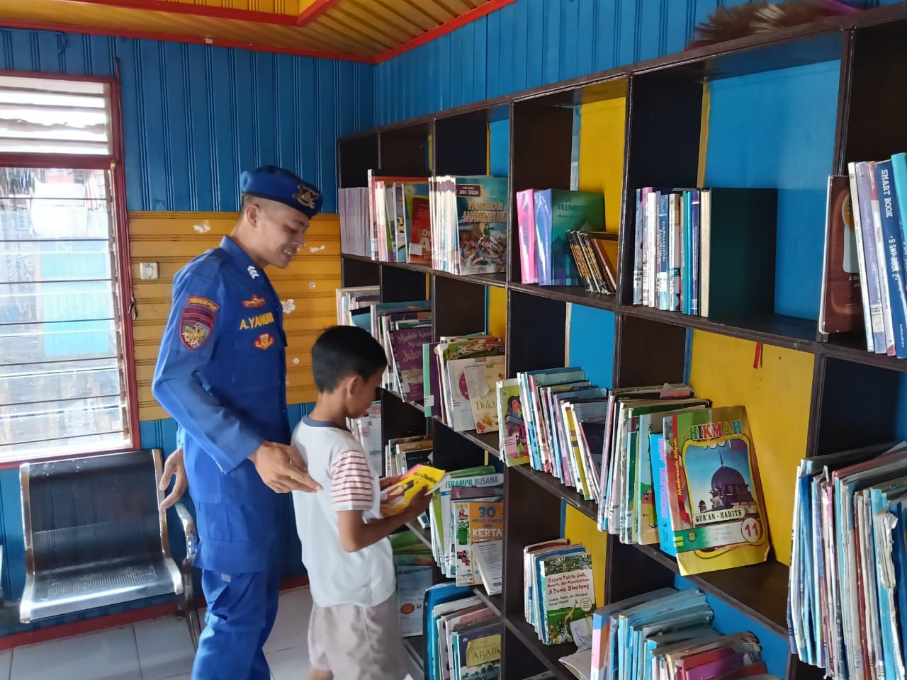 Bangun Generasi Cerdas, Polisi Ajak Anak Pesisir Gemar Membaca