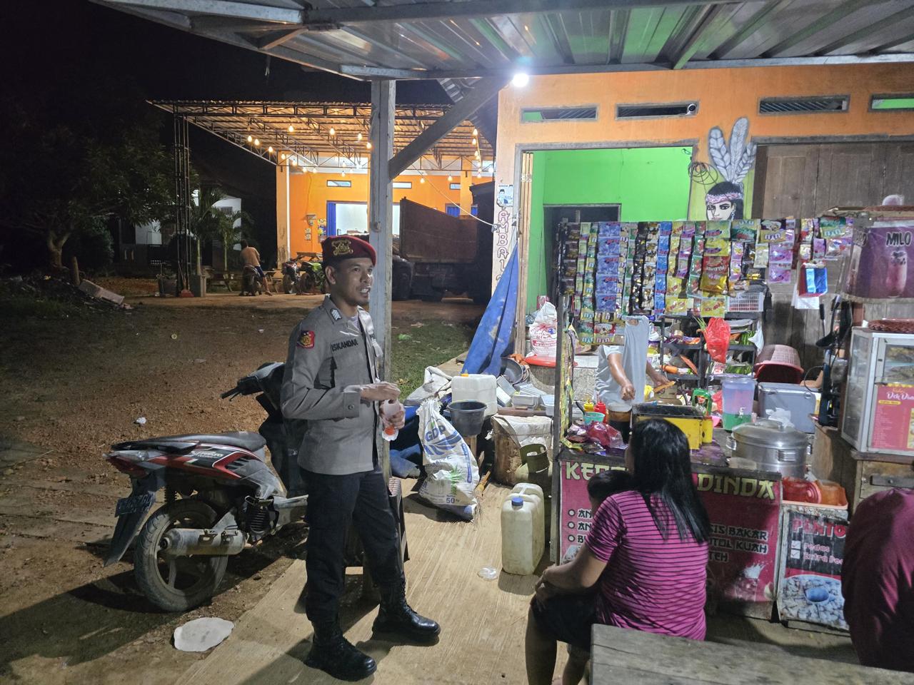 Dekat dengan Warga, Polsek Lamandau Sambangi Masyarakat yang Sedang Berbelanja