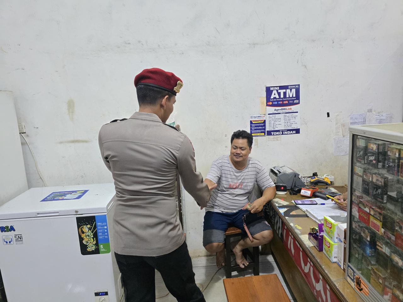 Melalui Silaturahmi, Personel Polsek Lamandau Kenalkan Layanan Darurat 110 kepada Masyarakat