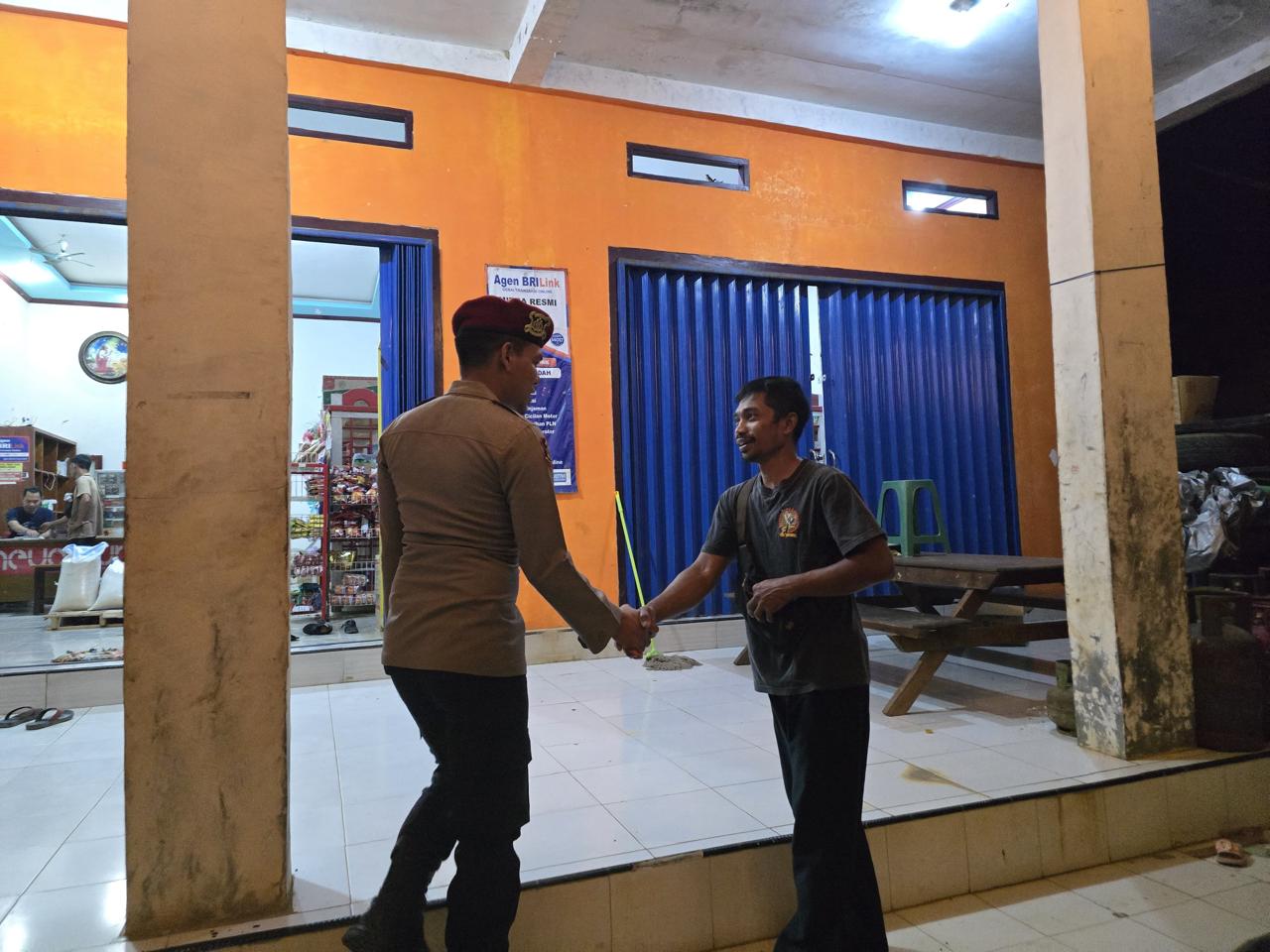 Piket Polsek Silaturahmi ke masyarakat yang sedang santai