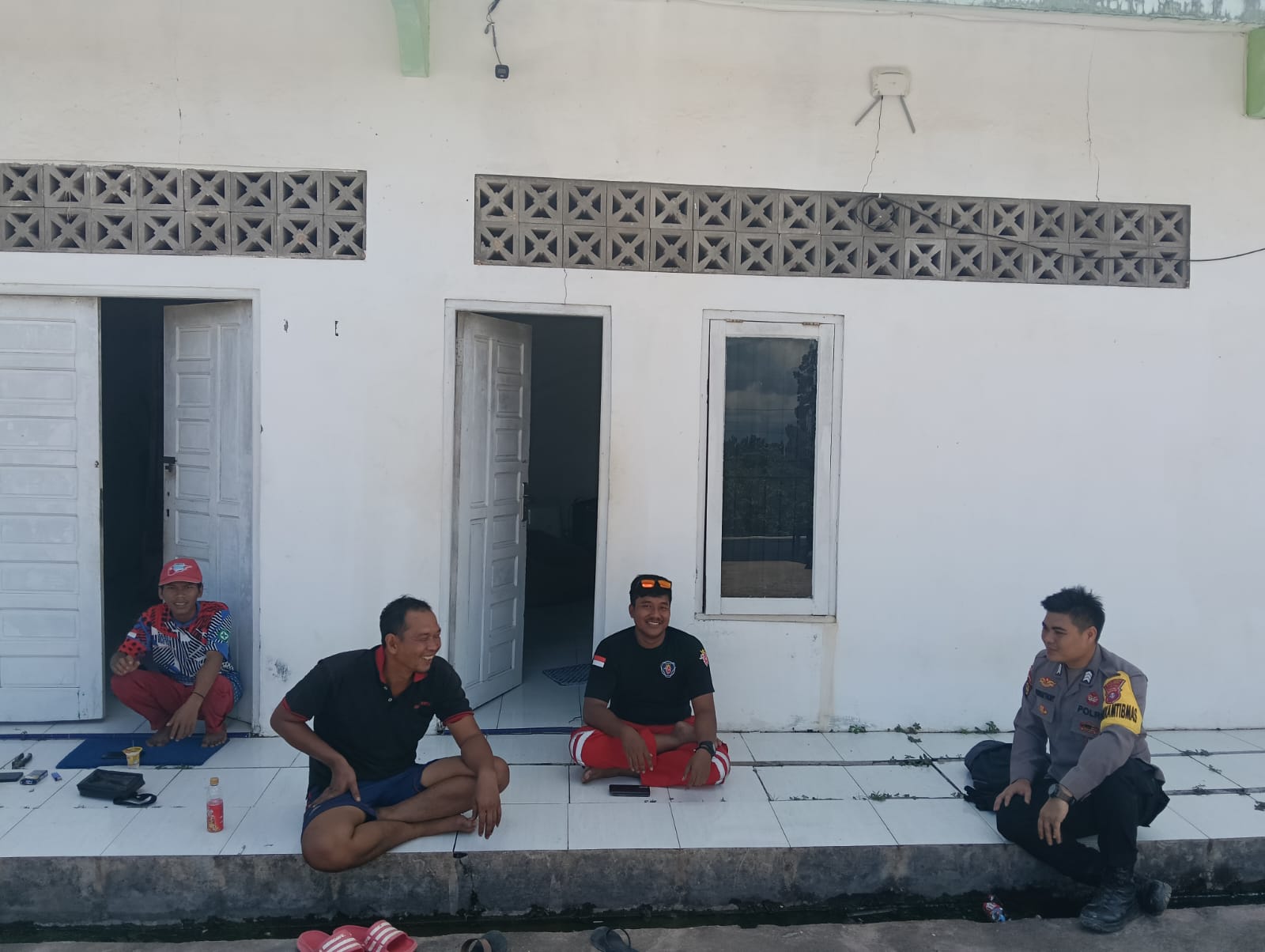 Bhabinkamtibmas Polsek Lamandau Sambangi Warga yang Sedang Bersantai, Pererat Silaturahmi dan Sampaikan Pesan Kamtibmas