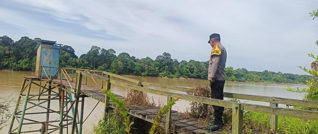 ‎Deteksi Banjir, Polsek Tewang Sangalang Garing dan Pulau Malan Cek Ketinggian Debit Air