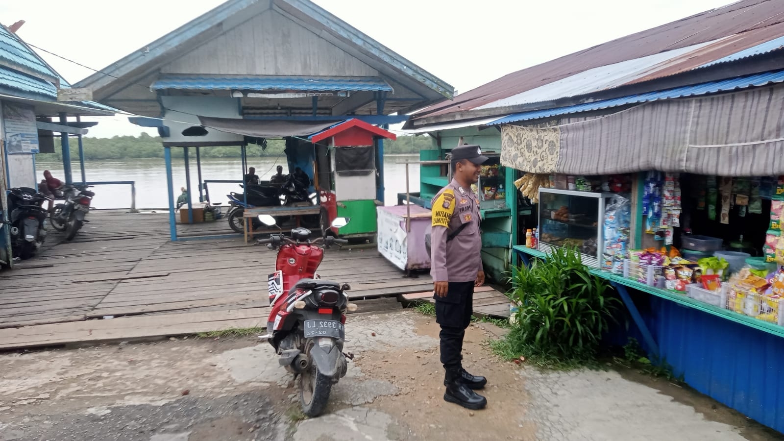 Bhabinkamtibmas Polsek Mendawai Melaksanakan Sambang Kamtibmas Ke Warga Desa Binaannya