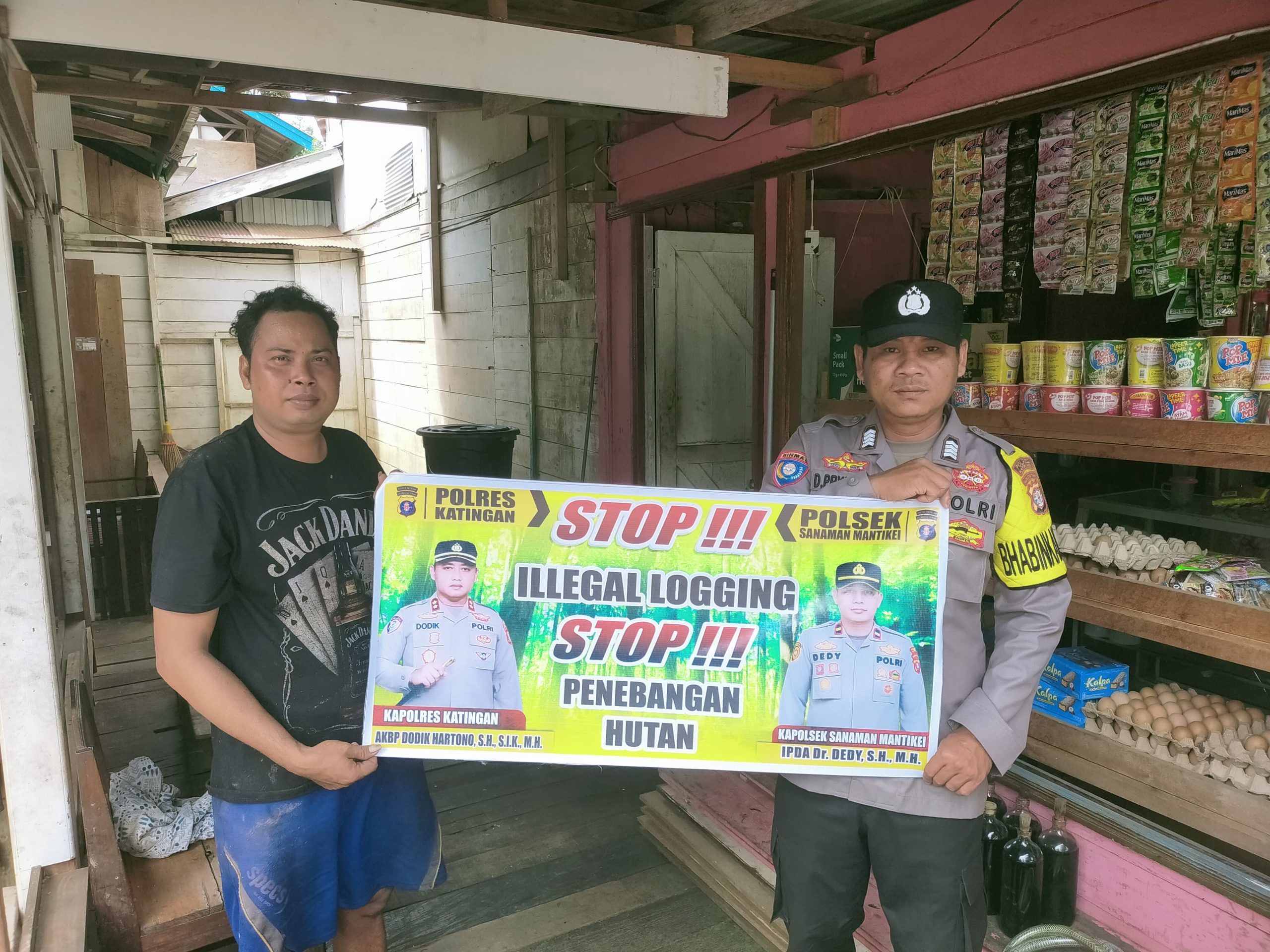 Bhabinkamtibmas laksanakan Sosialisasikan tentang larangan dan sangsi Pidana bagi pelaku Ileggal Logging kepada masyarakat di  Desa Binaan.