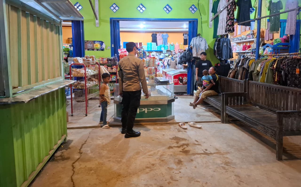 Lewat Sambang Warga, Personel Polsek Sosialisasikan Layanan Pengaduan 110