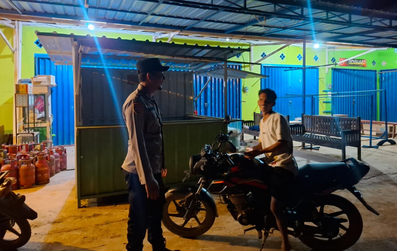 Dekat dengan Warga, Polsek Lamandau Sambangi Masyarakat yang Sedang Berbelanja