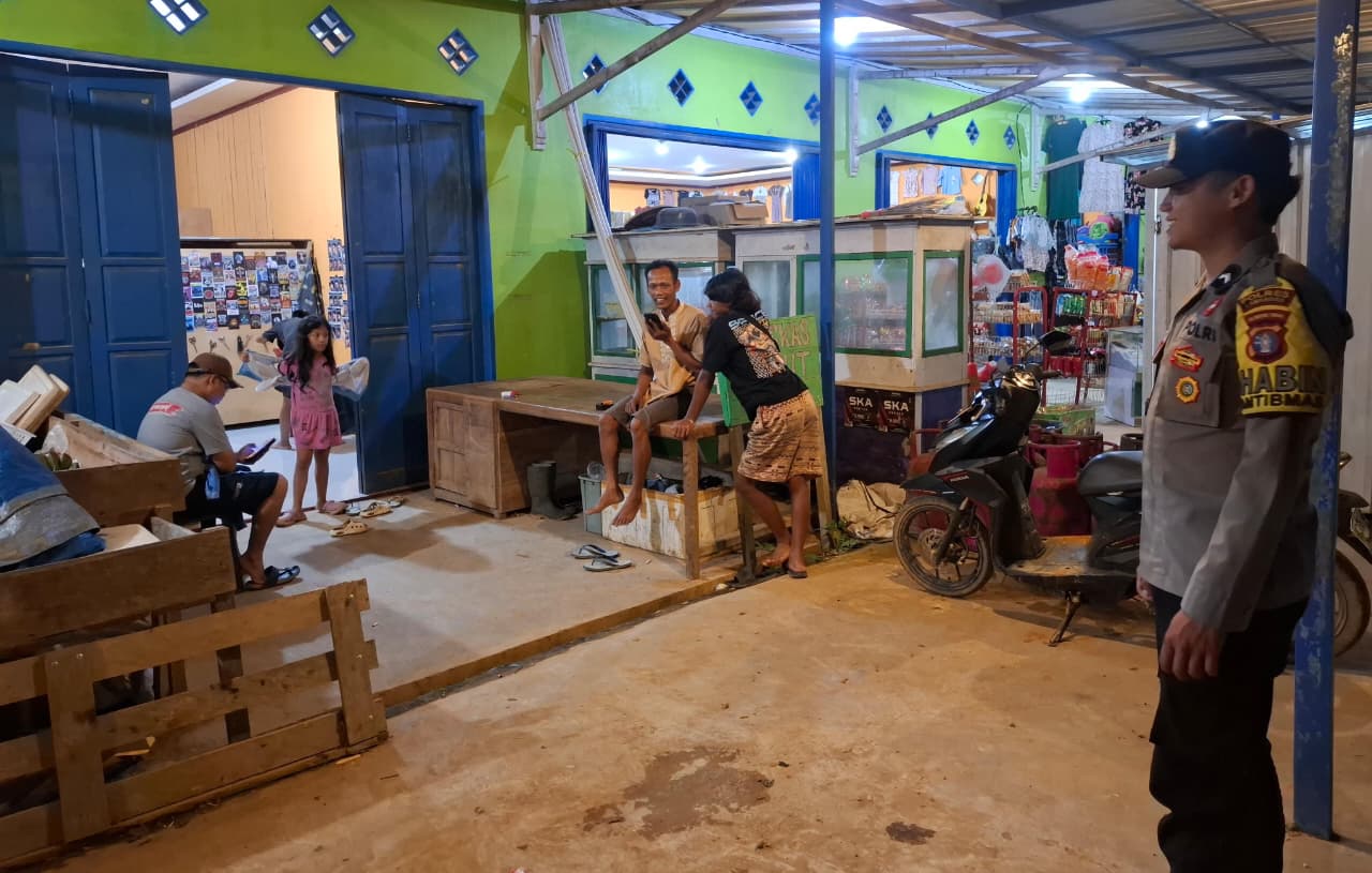 Bhabinkamtibmas Polsek Lamandau Sambangi Warga yang Sedang Bersantai, Pererat Silaturahmi dan Sampaikan Pesan Kamtibmas